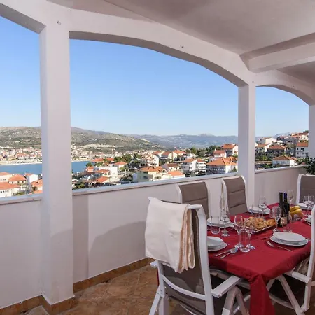 Three Bedroom With Beautiful View - Reina Traù