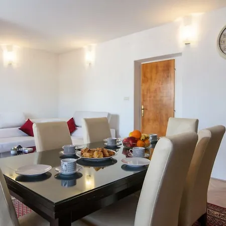Three Bedroom With Beautiful View - Reina Appartamento Traù