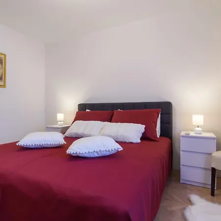 Three Bedroom With Beautiful View - Reina Traù