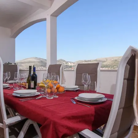Three Bedroom With Beautiful View - Reina Appartamento Traù
